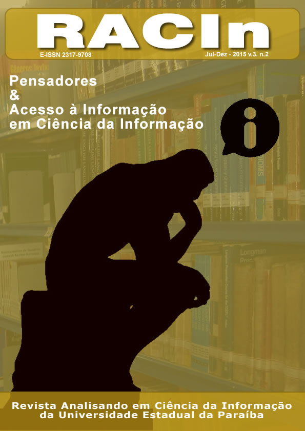 Pensador sentado com mão no queijo e, ao fundo, livros organizados em prateleiras