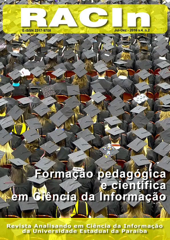 Várias pessoas com chapéu de formatura